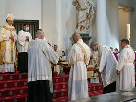 Diakonenweihe im Fuldaer Dom (Foto: Karl-Franz Thiede)